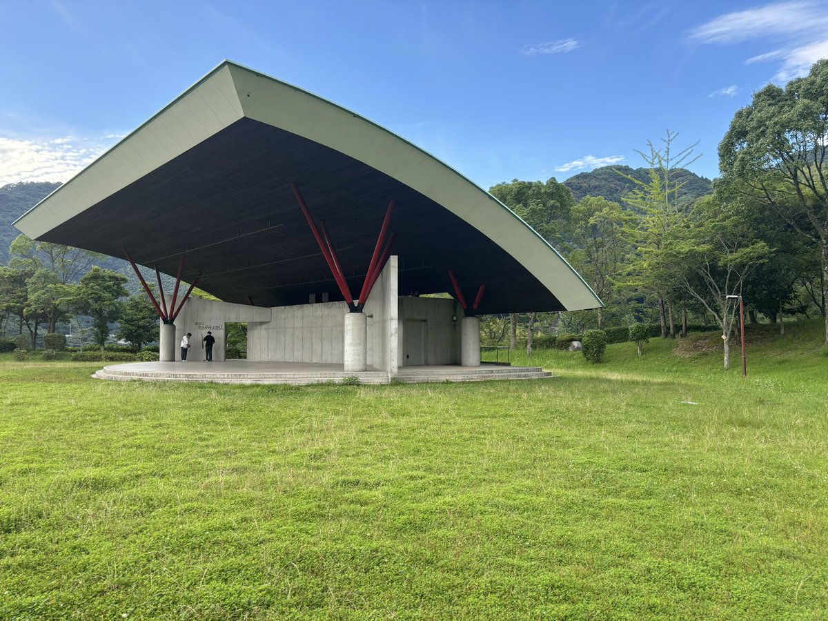 sim3sim3sim3's tweet image. 今度の野外の場所には、こんな大きい建物もあるので、多少の雨はしのげます！
家族連れでものんびりできるスペースありますので、是非是非！
#summafete 
#山口県
#下松市
＃米泉湖
＃レゲエ
#入場無料イベント
#家族連れも楽しんで
#徳山東ICから10分