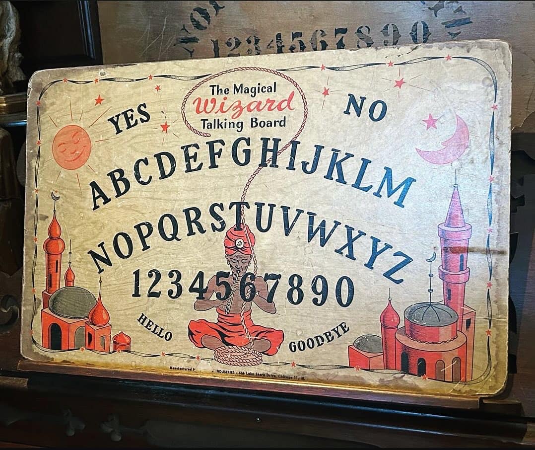 CuriosMuseum's tweet image. Circa 1940 The Magical Wizard Talking Board.