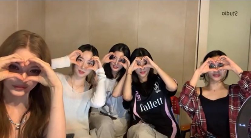 sarinaot5's tweet image. OT5 live after so long 🥲🥲😭😭😭 I’m happy as hell rn #xin #ot5