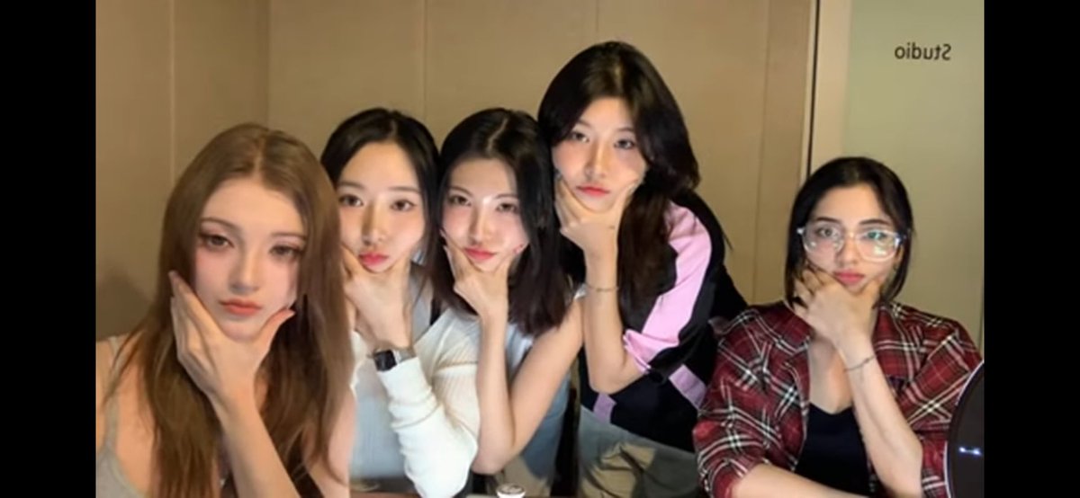 sarinaot5's tweet image. OT5 live after so long 🥲🥲😭😭😭 I’m happy as hell rn #xin #ot5