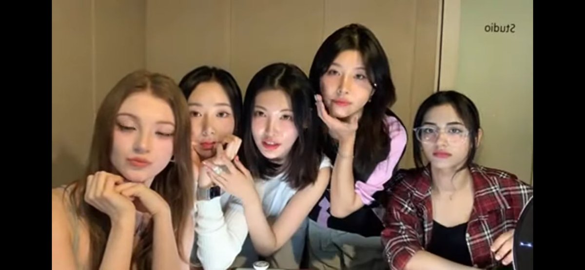 sarinaot5's tweet image. OT5 live after so long 🥲🥲😭😭😭 I’m happy as hell rn #xin #ot5