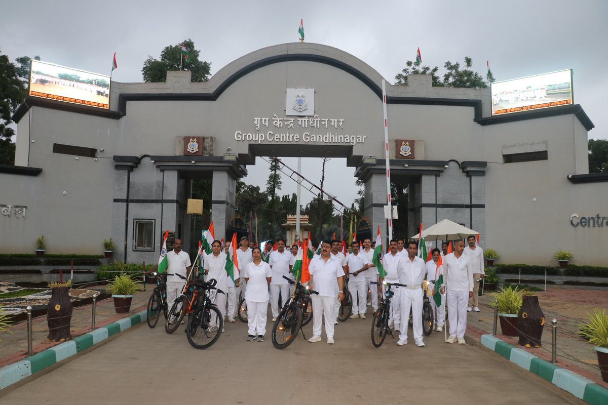महानिदेशालय केरिपुबल के आदेशानुसार आज दि.14/8/24 को हर घर तिरंगा फहराने हेतु GC CRPF GNR  के द्वारा साईकल रैली का आयोजन किया गया यह रैली GC के नजदीक के गॉंव आलमपुर, नाना चिलोडा से होते हुए अक्षरधाम मंदिर से उद्योग भवन तक लगभग 36किमी  के शहरी क्षेत्र में जागरूकता अभियान चलाया गया।