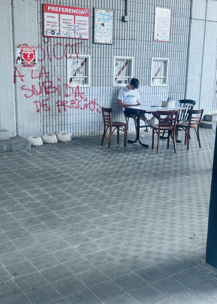 mostovita1's tweet photo. Año 2024?? Siii así es el @RayoVallecano un club que sigue instalado en el siglo 19,colas interminables,horas de espera,gente rellenando formularios en una mierda de mesa en plena calle,cero información,esto es lo que quiere el inútil de RMP,una verdadera vergüenza. https://t.co/y4FXaXIgnz