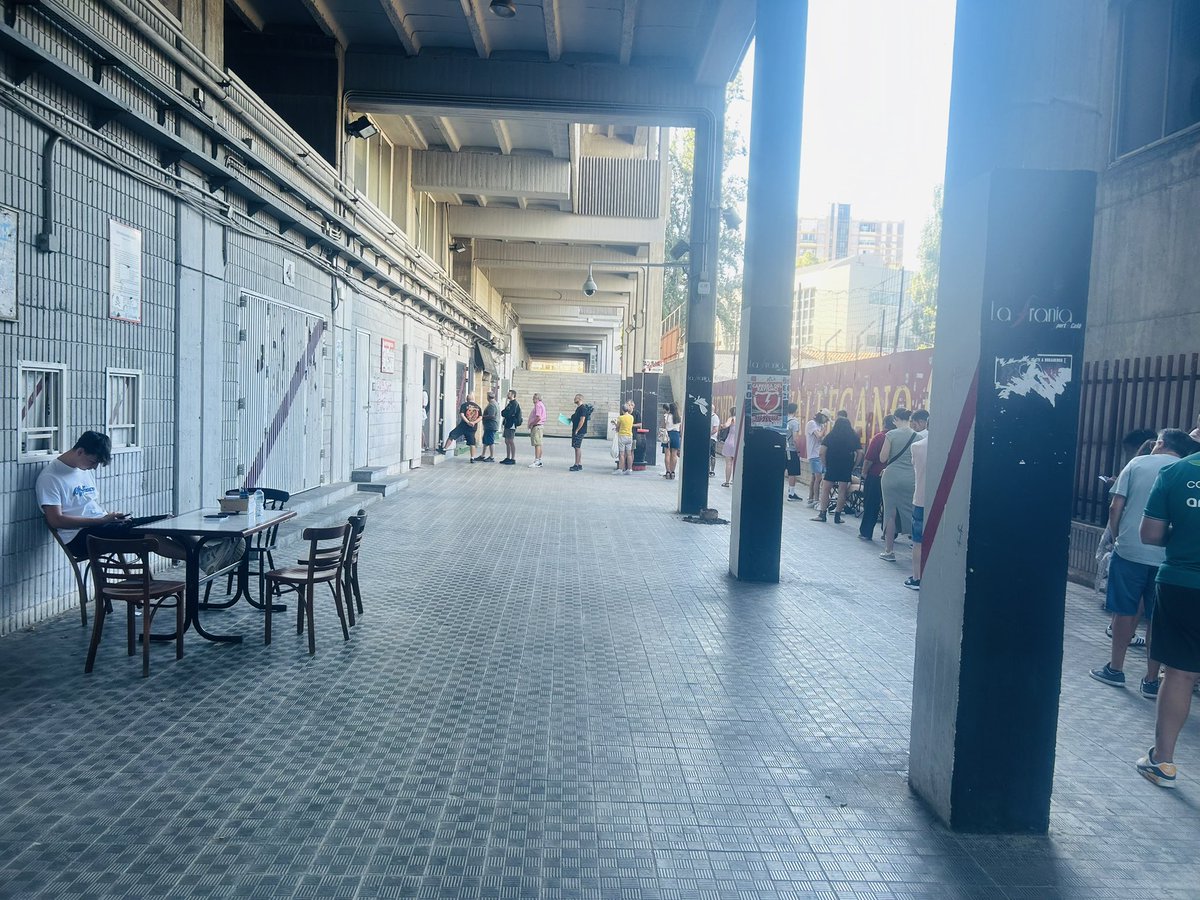 mostovita1's tweet photo. Año 2024?? Siii así es el @RayoVallecano un club que sigue instalado en el siglo 19,colas interminables,horas de espera,gente rellenando formularios en una mierda de mesa en plena calle,cero información,esto es lo que quiere el inútil de RMP,una verdadera vergüenza. https://t.co/y4FXaXIgnz