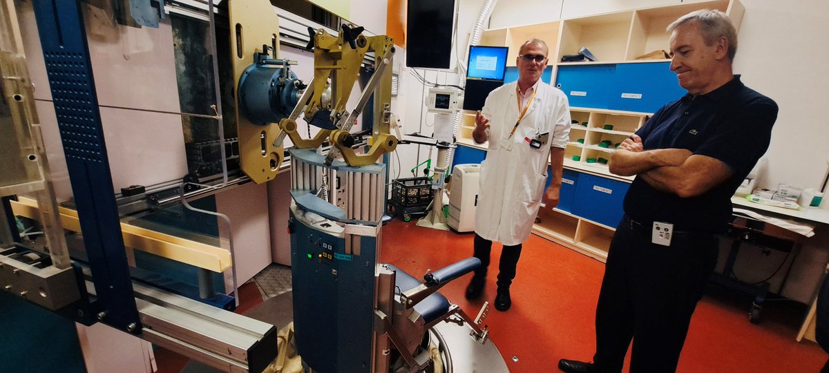 ARS_IDF's tweet photo. #SurLeTerrain | Denis Robin, DG de l’ARS IDF, visitait hier le centre de protonthérapie de l’@institut_curie à Orsay (91). L’occasion d’échanger sur les enjeux et les spécificités de la protonthérapie, technique de radiothérapie externe qui permet une irradiation très précise. https://t.co/EJB1j3MrtD