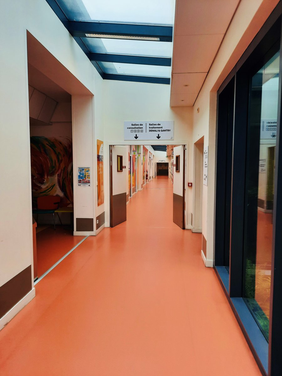 ARS_IDF's tweet photo. #SurLeTerrain | Denis Robin, DG de l’ARS IDF, visitait hier le centre de protonthérapie de l’@institut_curie à Orsay (91). L’occasion d’échanger sur les enjeux et les spécificités de la protonthérapie, technique de radiothérapie externe qui permet une irradiation très précise. https://t.co/EJB1j3MrtD