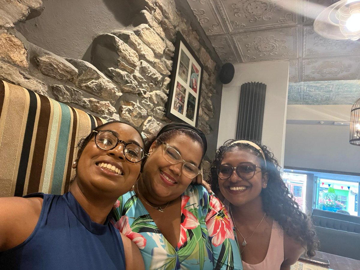 PlymUni's tweet photo. Meet the ‘dolphin doctor’ student living her dream thanks to #Clearing

Tsian Deslandes moved from Trinidad and is using her experience to reassure others.

Read her story 👇
https://t.co/0jT4U8pZUw https://t.co/Y5PNEmeFFC
