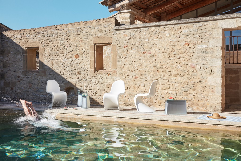 The comfort of the Panton Chair results from the combination of a cantilever structure with an anthropomorphic shape and a slightly flexible material. It can be used individually or in groups and is suited for indoor and outdoor environments.⁠
⁠
vitra.com/living/product…

#Vitra