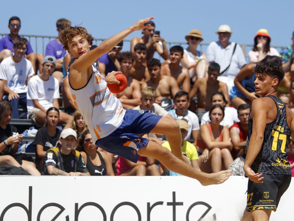 ArenaHandballT's tweet photo. 💜 Cádiz (@Cadiz_es) se engalana para cerrar la temporada de #balonmanoplaya 

➡️ La Playa de la Victoria acoge desde mañana el #CDEBMPlaya2024 y el IHF Global Tour

💪 Pura competición la que se vivirá en la ciudad gaditana

📰 La previa más completa 👇

https://t.co/IwlG6QoIvP https://t.co/wtUTMbg57I