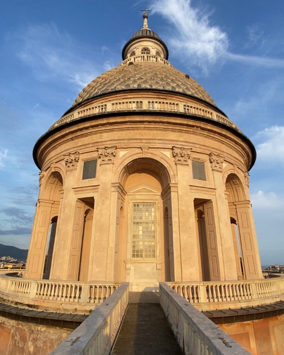GenovaEventi's tweet photo. Genova è bellissima da ogni angolazione, ma dal belvedere della Basilica di Carignano lo è ancor di più!

Puoi visitare la basilica, passeggiare sui suoi camminamenti e salire fino al suo cupolino insieme alle guide di #Kalatà

Qual è la tua location preferita per ammirare Zena? https://t.co/dvkfWuJNij