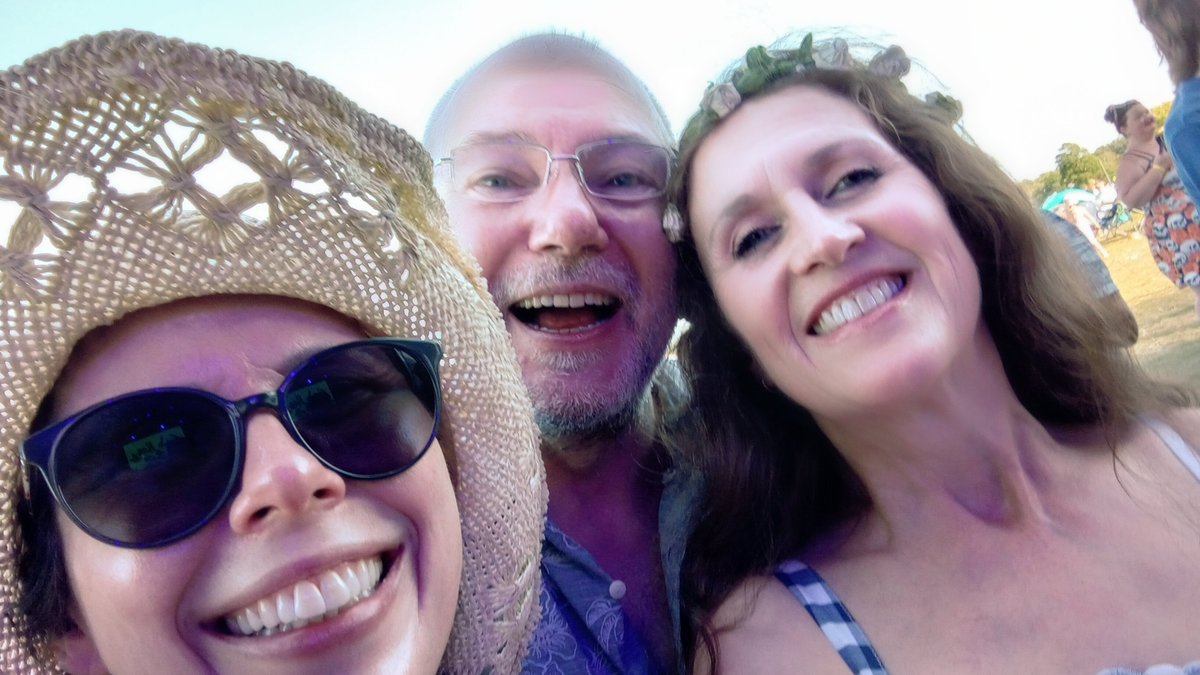 alex_dancefit's tweet photo. Day 2 of @devafestuk 😎🌸😊
#devafest #deva #diva #fest #festival
#cholmondeley #castle #chester #cheshire #northwest #festivalvibes #festivalhair #festivalfun #flowers #garland #pagan #paganism #paganwitch #witch #witchy #sun #sunshine #sunhat #sunny #funinthesun #music #fair https://t.co/gB5Z7Fz4NS