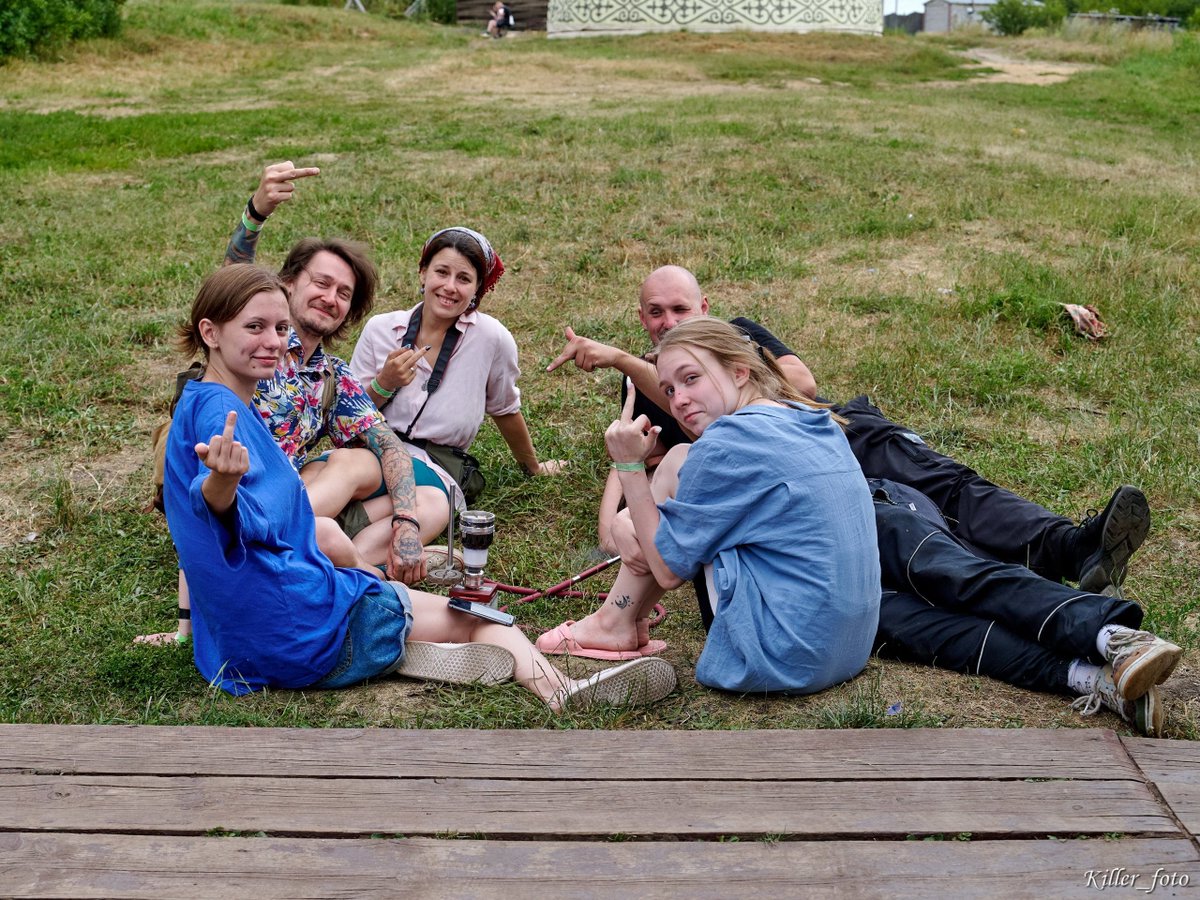 то чувство, когда на фесте ты фотограф, поэтому всегда за кадром. ну только пока мимо не пробежит коллега, пока ты куришь кальян на обеденном перерыве)))