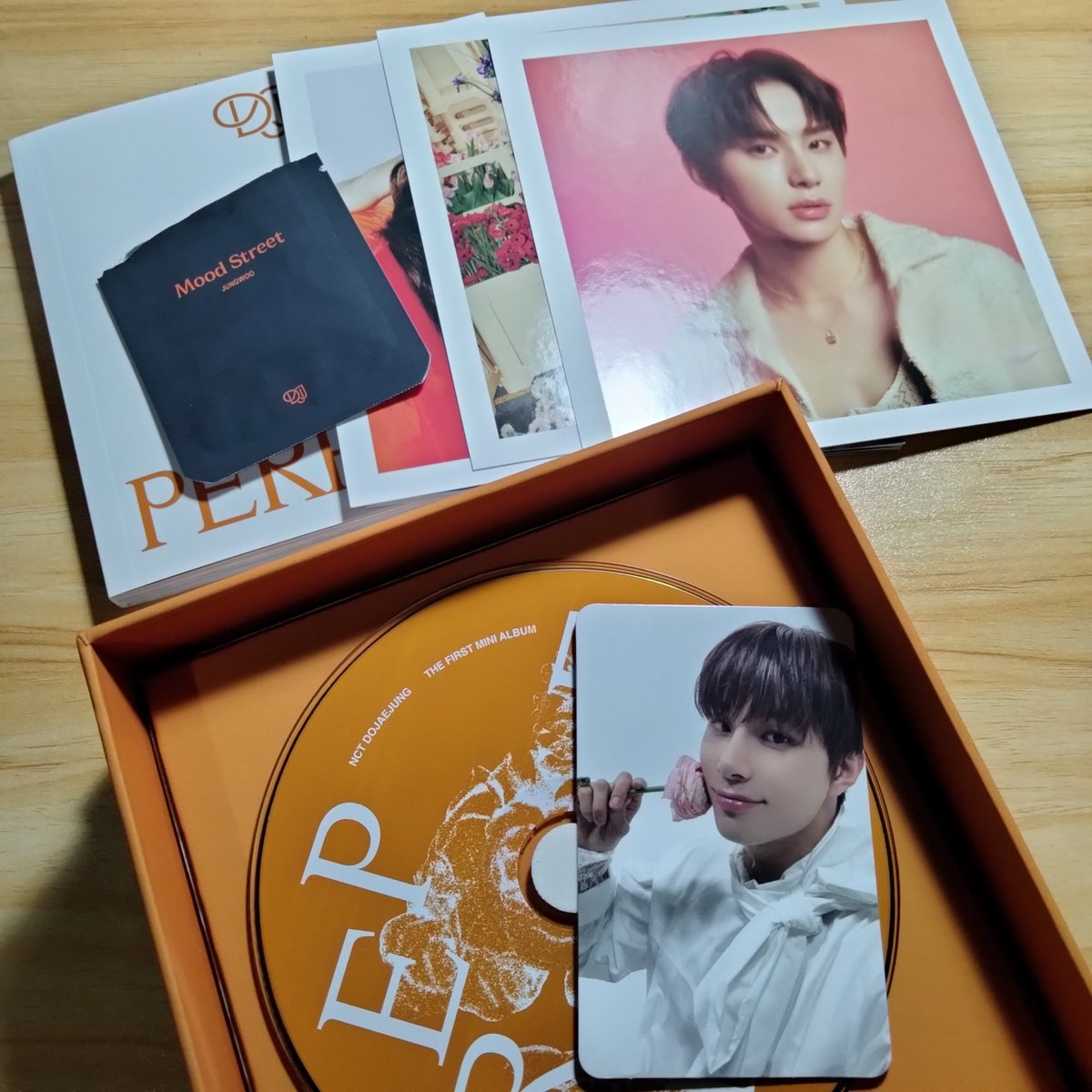 wts lfb ww nct u djj ph

jungwoo perfume box ver
— 350
— unsealed ; complete inclusions with photocard

# dojaejung doyoung jaehyun mood street postcard blotting paper photobook pb album pc