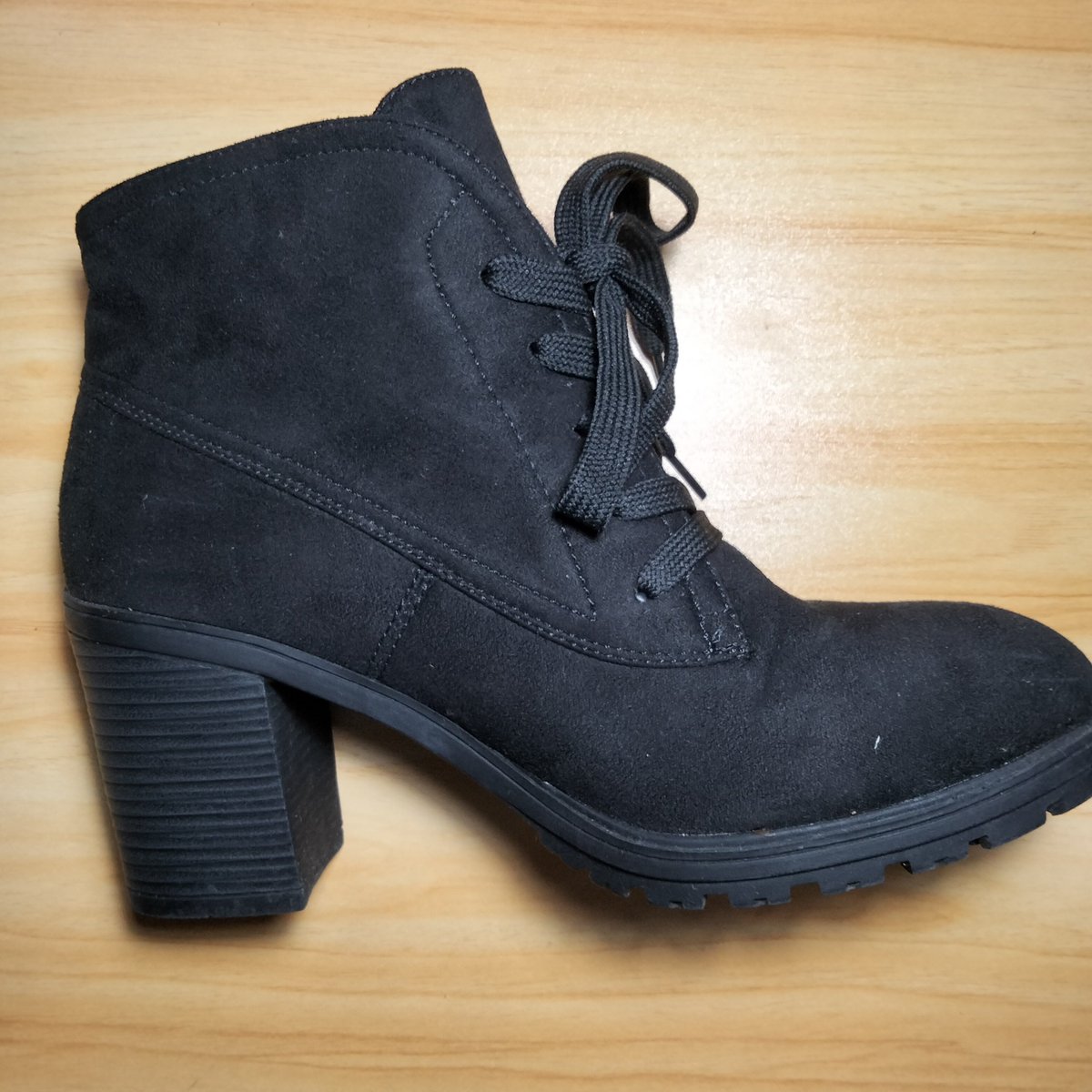 wts lfb ph ww

gibi boots (bt-7215)
— 1000 (orig price: 1800)
— only worn once for vip standing
— very good condition
— black ; women ; size 39 (but fits size 7 &amp; 8 perfectly) 

rfs: wala na paggagamitan / need more space sa bahay

# concert casual outfit kpop ppop nct 2ne1 sb19