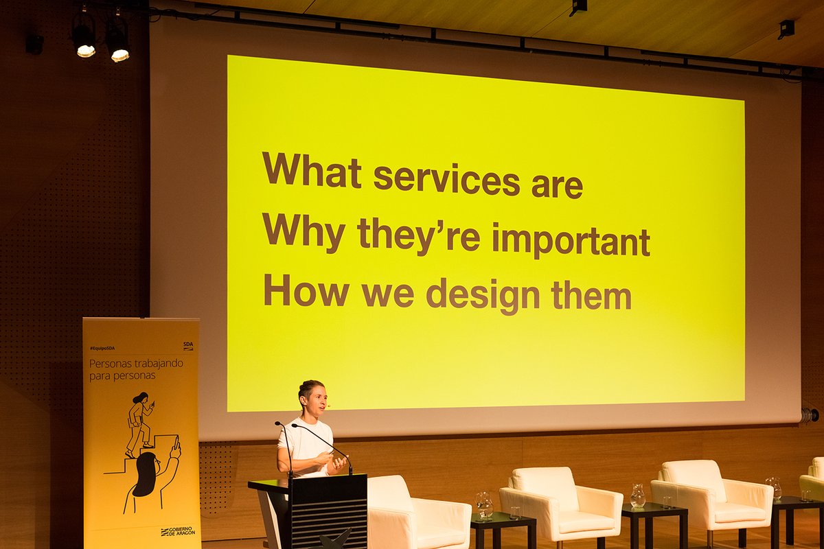 Si quieres saber más sobre Diseño de Servicios públicos, en esta charla a <a href="/loudowne/">Lou Downe</a> puedes entender mejor de qué hablamos cuando hablamos de servicios, por qué son importantes y cómo el diseño puede estar en el centro de cualquier organización.
▶️ youtube.com/watch?v=5VvXy-…