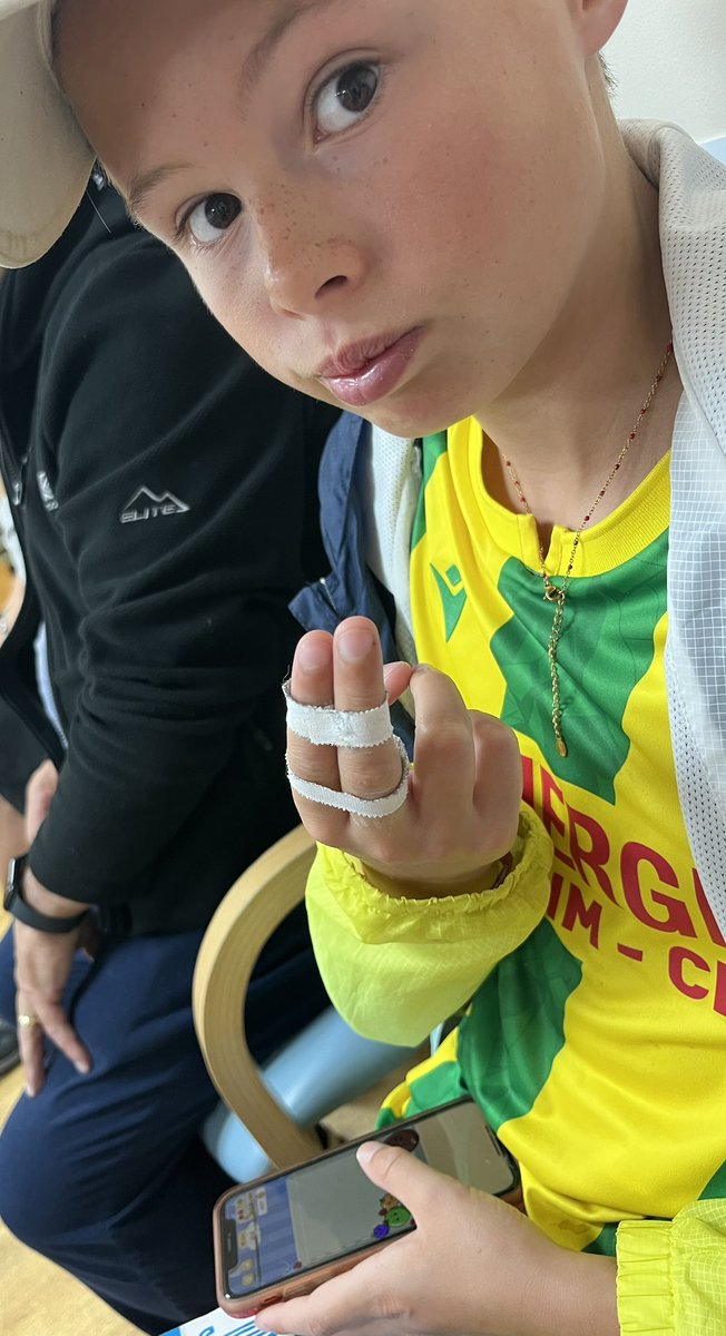 sophsrox's tweet photo. @IHopkins30 Luca + fast hardball at cricket =possible broken fingers 😬 (he DID catch it though 🤣) https://t.co/MH0lgA5aER