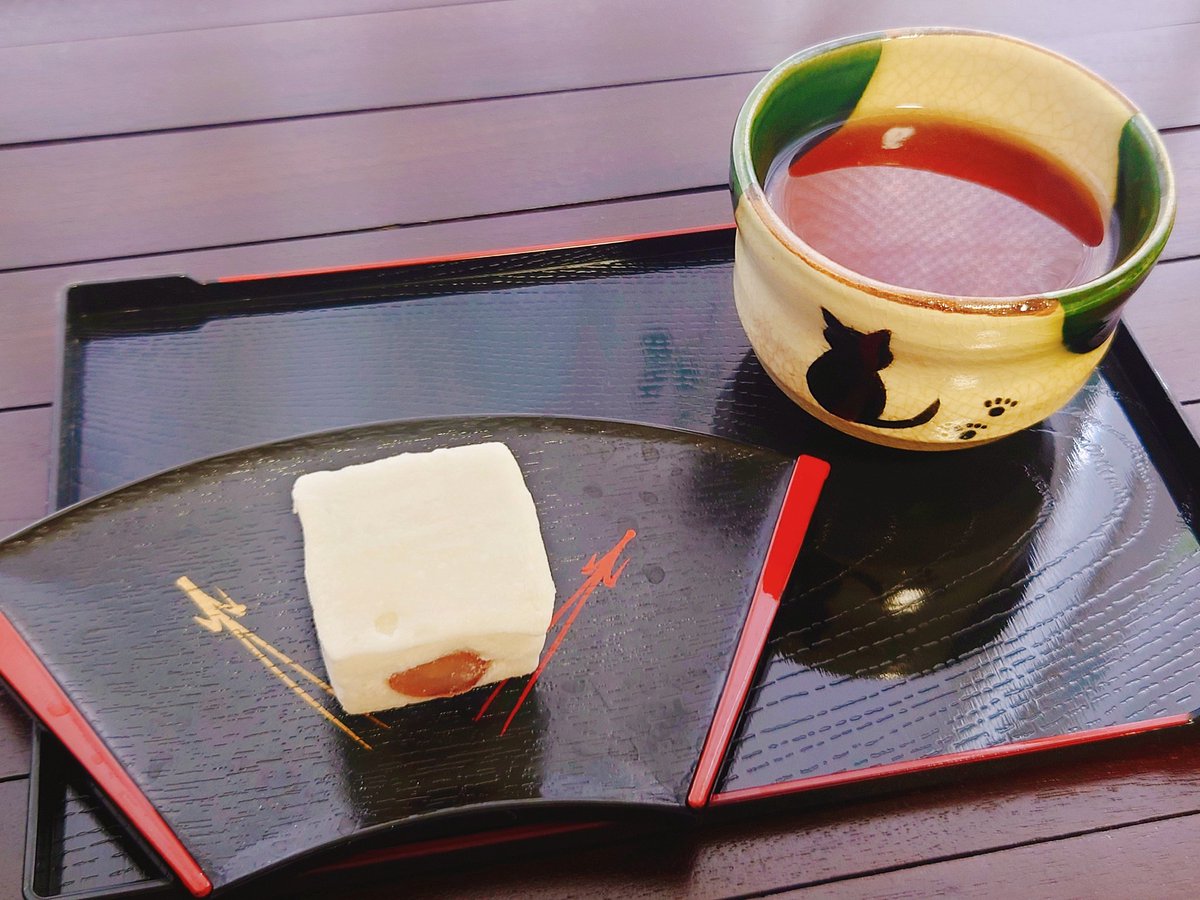 空de餅とほうじ茶🍵

またです……わたしはなぜ病院が長期休みな時期に体調を崩すのか。1月と8月は鬼門なのかも。咳喘息で死んでました😇今も😇が、賞味期限が近い和菓子を開封したらものすごくふわっふわでネーミング通りだ！ってなって撮影📸ふわっふわ🩷

#木漏れ日のお茶会 #茶好連
#おうちカフェ