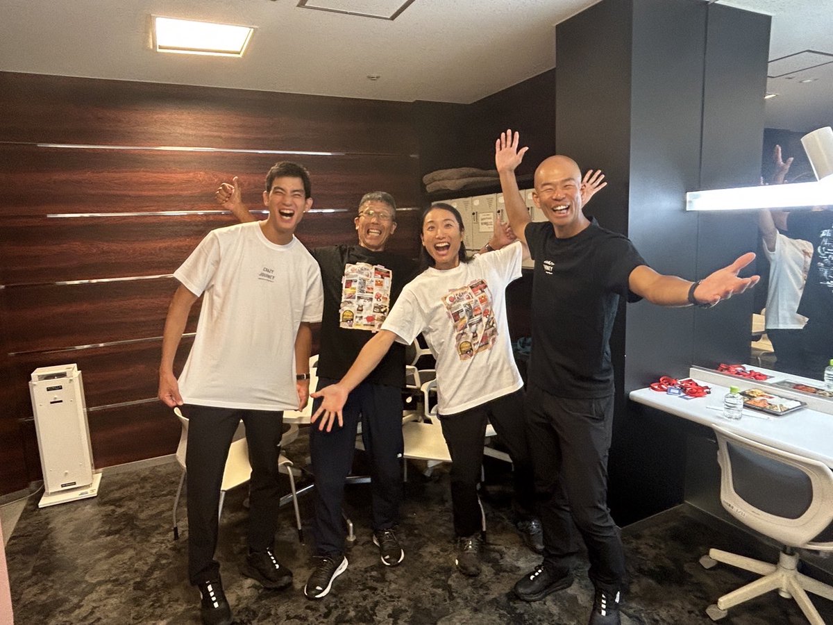 Crazy_Journey's tweet photo. 【いよいよ今月末！#クレイジージャーニーLIVE】

★特���グッズ先行販売中！★
8/18日曜まで！お早めに！！

今回なんと会場にて数量限定Tシャツを販売！
そのビジュアルを初解禁！

#田中正人 さん率いる
#イーストウインド の皆さんに
着ていただきました！

▼購入はこちら
https://t.co/eyFQ1S0fi6 https://t.co/3XwWu0SdqT