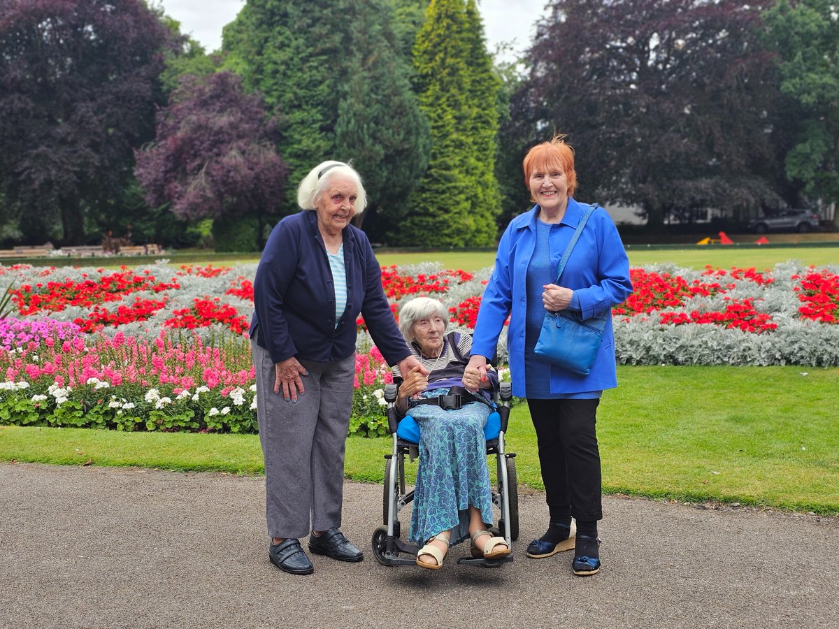 BorrageHouse's tweet photo. Great weather for a visit to the Spa Gardens to see the beautiful flowers🌹🪻🌸 https://t.co/i493nEhEKZ