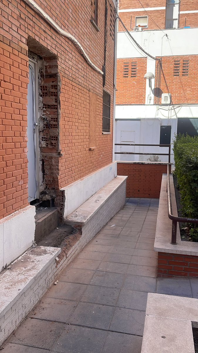 Bea_Mandarinas's tweet photo. Cosas que pasan en @MADRID espero que el ayuntamiento esté tomando las medidas necesarias para restablecer la rampa a su estado original. Plaza de tuy 4, detrás de Melchor fdez Almagro. El edificio de autoescuela cebra https://t.co/k48se6IkEk