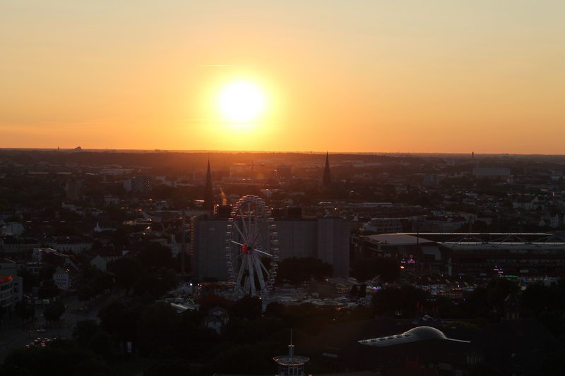JanSiefken's tweet photo. Magischer Sonnenuntergang über dem Hamburger Dom 🌅🎡 Die Lichter des Riesenrads und die letzten Sonnenstrahlen verschmelzen zu einem unvergesslichen Anblick. #Hamburg #Sonnenuntergang #HamburgerDom #Abendstimmung https://t.co/3XdEwvhEUE