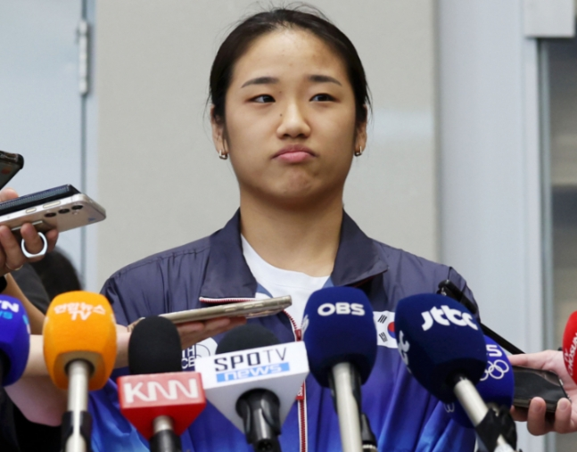 tang__kira's tweet photo. SBS melaporkan bahwa orangtua An Seyoung mengajukan komplain ke Asosiasi badminton Korea pada Februari.

SBS Mealporkan bahwa sejak An Seyoung pertama kali masuk timnas pada 2017 (masih kelas 3 SMP) dia disuruh melakukan berbagai aktivitas 'tidak masuk akal' selama 7 tahun ke belakang

- Gantiin senar raket badminton seniornya 
- Bersihin kamar seniornya
- Nyuci pakaian seniornya

Pihak An Seyoung meminta hal-hal ini dihentikan karena dia harus beristirahat setelah bertanding untuk menjaga kondisinya.

Pihak asosiasi Badminton menjawab bahwa isu ini akan mereka selesaikan secara bertahap.