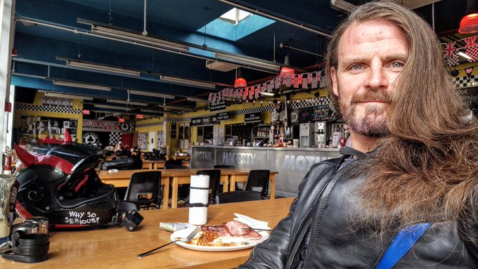 Anyone know where I'm sitting out the rain?  Bit of a late night filming... so crashed at a friend's<a href="/tag/jasminejae"class="tags"><span>#jasminejae</span></a><a href="/tag/rebeccamore"class="tags"><span>#rebeccamore</span></a>