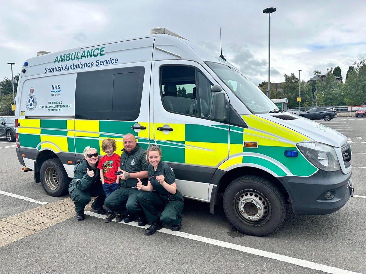 MccamleyScott's tweet photo. Yesterday we got to meet and chat with @PatrolSgt whilst out on our emergency response driving course 🚑

An amazing wee guy who shows huge appreciation for all the emergency services 💚

@Scotambservice https://t.co/YuR5DCewWF