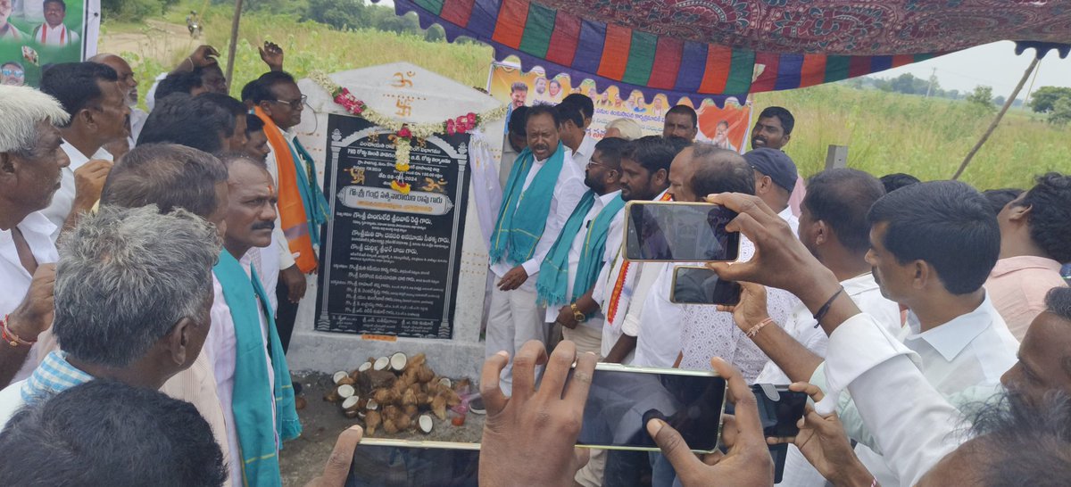 MLAGSRBHPL108's tweet photo. ప్రజా పాలనతో అన్ని వర్గాల ప్రజలకు న్యాయం
కొడవటంచ శ్రీ లక్ష్మీనరసింహస్వామి వారిని స్థానిక కాంగ్రెస్ నేతలతో కలిసి దర్శించుకునీ
కాకర్లపల్లి R&amp;B రోడ్డు నుండి పొనగల్లు గ్రామం వరకు రూ.150 లక్షలతో బీటీ రోడ్డు రెన్యువల్ పనులకు కొబ్బరికాయ కొట్టి ఎమ్మెల్యే శంకుస్థాపన చేయడం జరిగింది. https://t.co/HEquGlRPKn