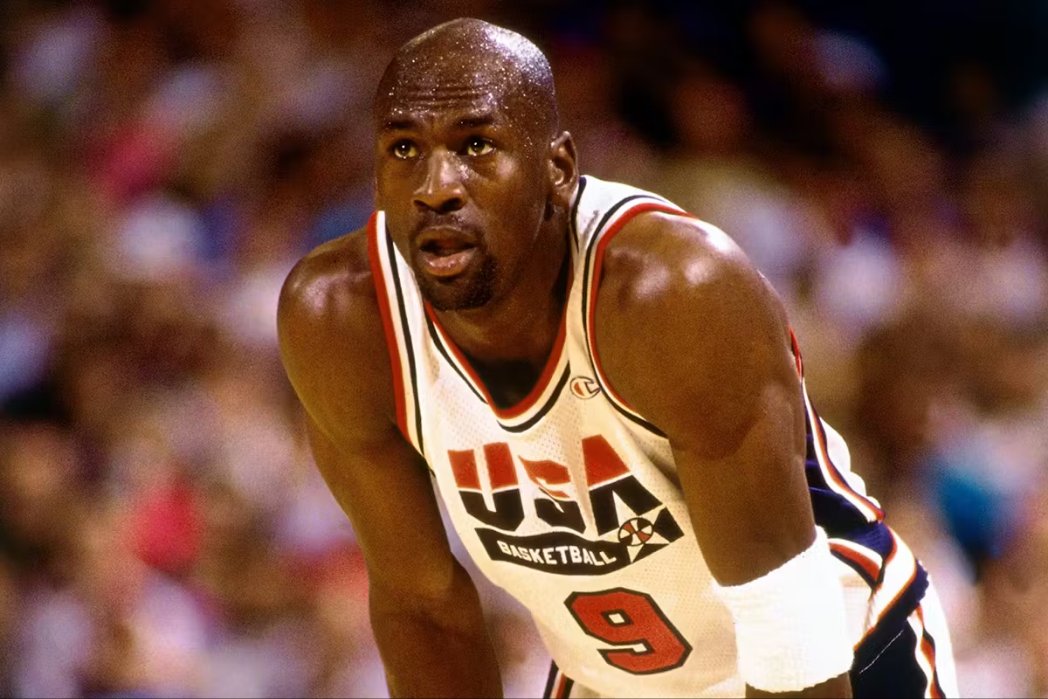 Basket_Infos's tweet photo. Stephon Marbury : « LeBron est un grand joueur, attention, un très grand joueur. Incroyable. Mais meilleur que Michael Jordan ? Ce n’est même pas comparable. C’est juste différent. En fait, il n’y a pas besoin de la moindre explication, c’est comme si on devait parler de ce que les gens ne sont pas. Les gens veulent classer Jordan ? Jordan ne devrait même pas être classé. Ça devrait être Kobe, ensuite LeBron et après d’autres gars. Il n’y a pas de comparaison possible. Ce sont des mondes différents. Des mentalités différentes. Je ne sais pas pourquoi le nom de Jordan est mentionné dans les mêmes discussions parfois. Kareem, Bill Russell, quelqu’un devait leur donner la balle pour faire ce qu’ils faisaient. Jordan avait le ballon et c’est tout. Ces gars, Kareem, Bill Russell, Shaq… ce sont des spécimens à part sur Terre qui ont joué au basket. Jordan non. Jordan ne vient PAS de la planète Terre. Il est différent. »

via @ScoopB