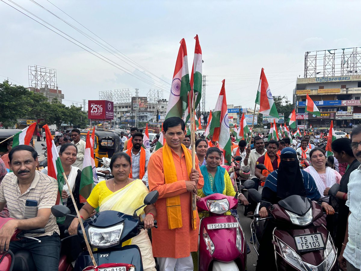 హార్ ఘర్ తిరంగ ర్యాలీ కార్యక్రమంలో భాగంగా ప్రధాన మంత్రి శ్రీ నరేంద్ర మోదీ గారి సూచన మేరకు ఈరోజు మంచిర్యాల పట్టణంలో బీజేపీ యువ మోర్చ ఆధ్వర్యంలో నిర్వహించిన తిరంగా బైక్ ర్యాలీలో  పాల్గొనడం జరిగింది. 
#HarGharTiranga 
#TirangaRally 
#TirangaYatra 
#IndependenceDay