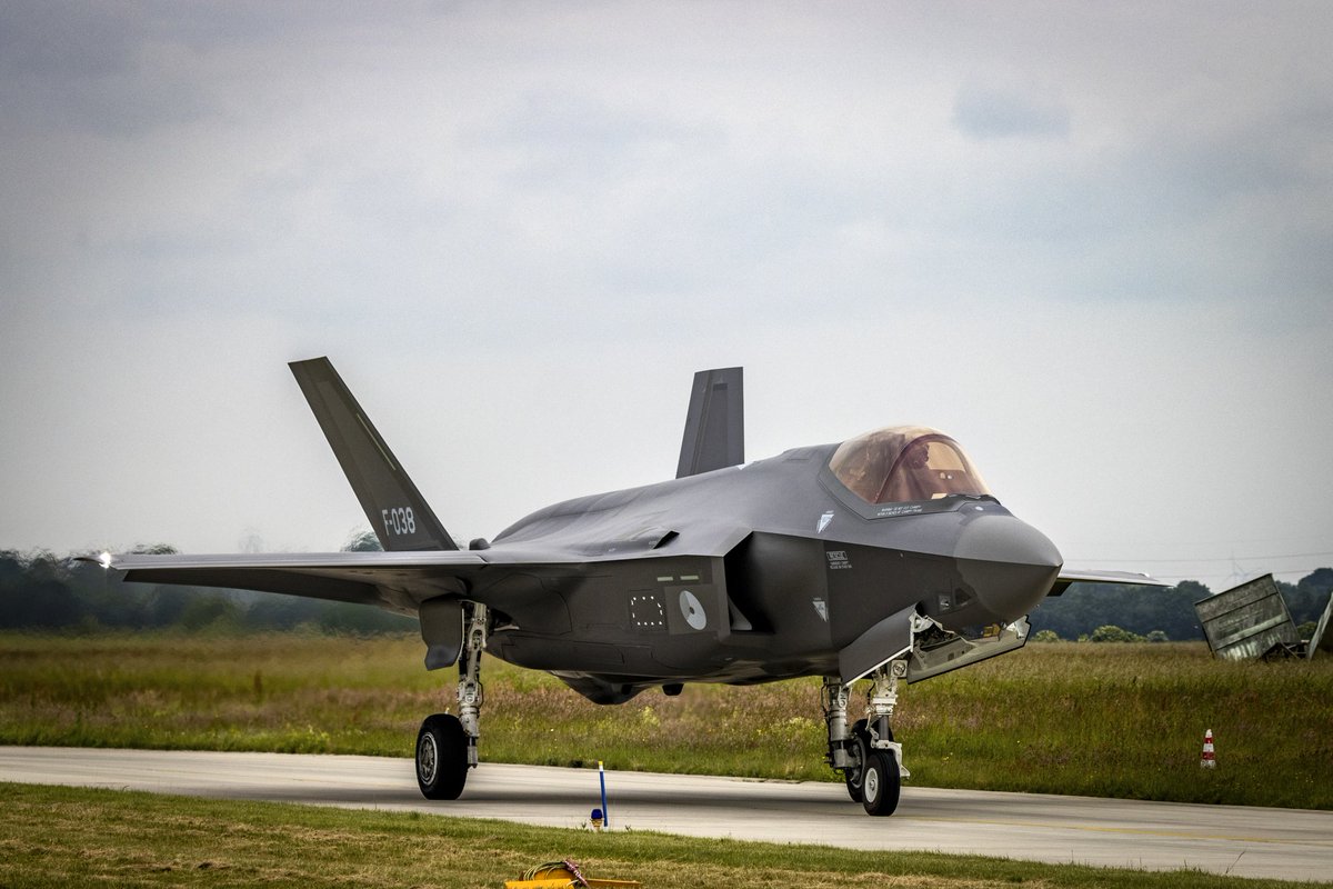 Heute vor 50 Jahren, am 14.08.1974, hob der #Panavia Tornado zu seinem Erstflug ab. Der Jet aus der vierten Generation ist seit den 80zigern bei der #Luftwaffe im Einsatz. Er wird ab 2027 durch die #F35 ersetzt. Weitere Infos zu #Kampfjets finden Sie hier. bundeswehr.de/de/organisatio…