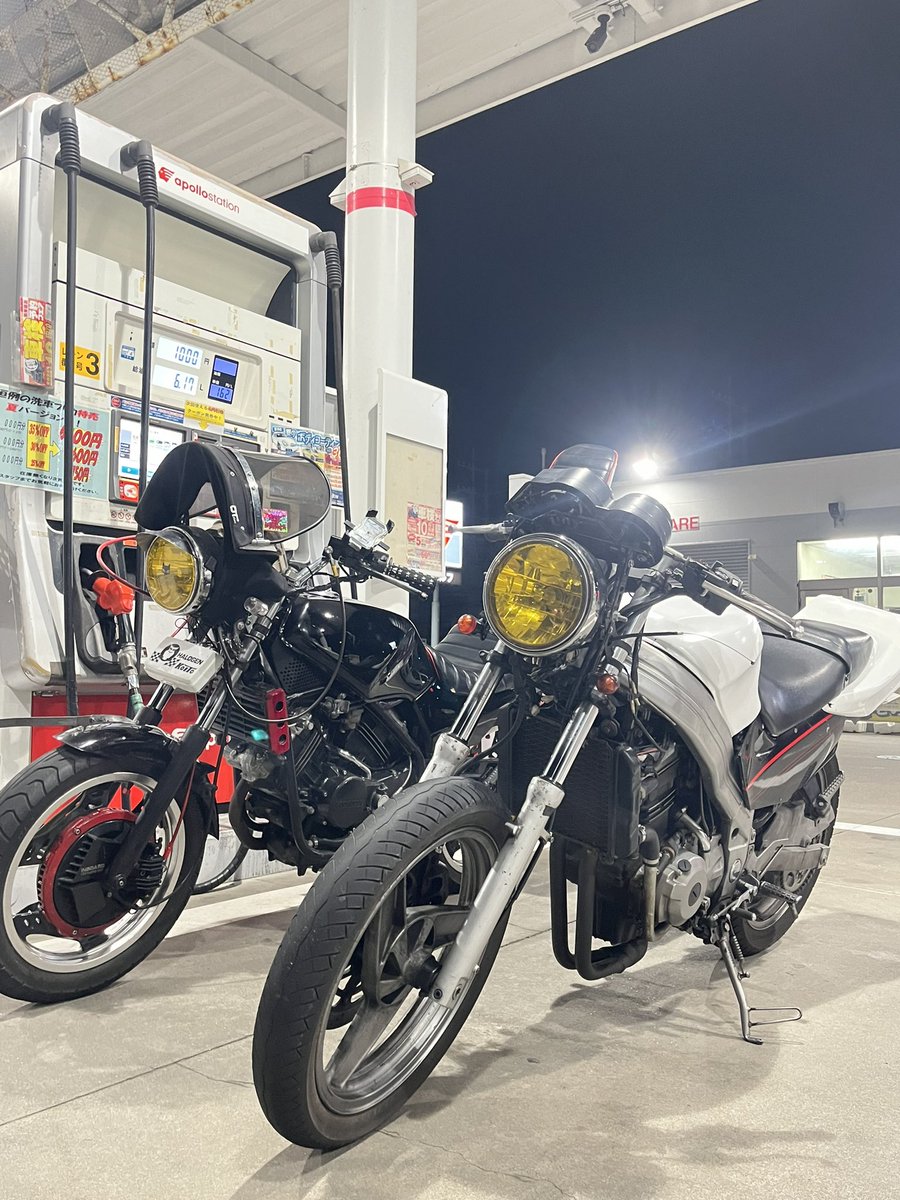 ryoga_11300's tweet photo. 友達とガソスタで📷
#vt250fc #zzr250 #ガソリンスタンド #千葉県 #バイク好きな人と繋がりたい https://t.co/ruxG13wpTm