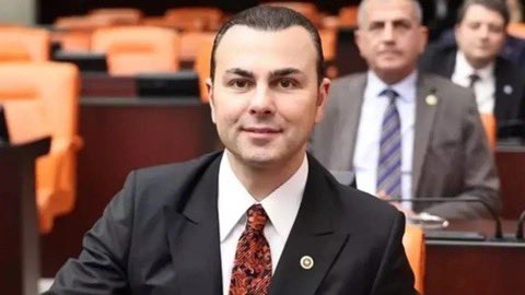 İYİ Parti’den istifa eden ve törenle Akp’ye katılacak olan İstanbul Milletvekili Seyithan İzsiz, AKP’ye geçişini “Yeniden yuvama dönüyorum. Ben zaten AK Partili idim” diye açıklamış.
<a href="/Seyithanizsiz/">Seyithan İzsiz</a> madem Akp’liydiniz de İyi Parti’de ne işiniz vardı?Seçime Akp’den girseydiniz?