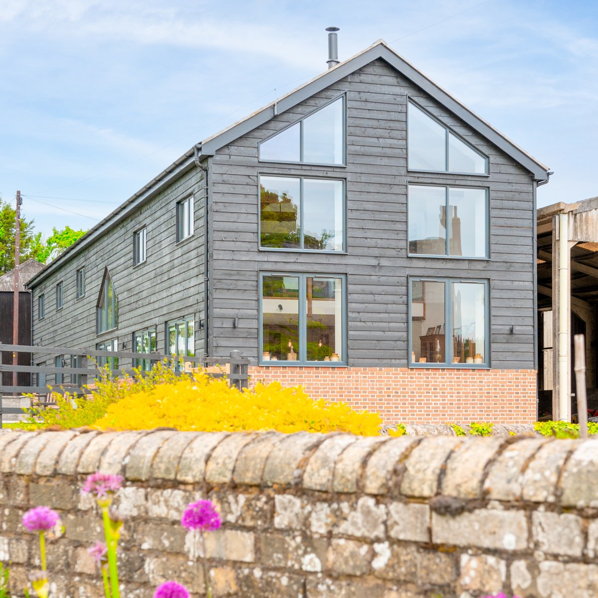 Originbifolds's tweet image. 🔦 Product Spotlight 🔦

This week we take a look at some magnificent Gables [OW-80]. 

🪟 Do you have any gable windows in your property?

#OriginWindows #Gables