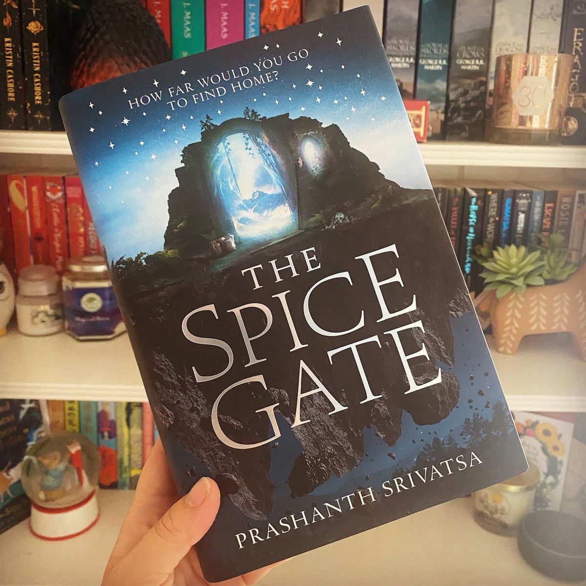 missgibsonreads's tweet image. When you think they can’t get any more stunning, I receive another parcel of beauty from #LockedLibrary. #TheSpiceGate by @prashatsa is just divine. Cannot cope with these sprayed edges and endpapers 😩🥺 @HarperVoyagerUK @HarperCollinsUK