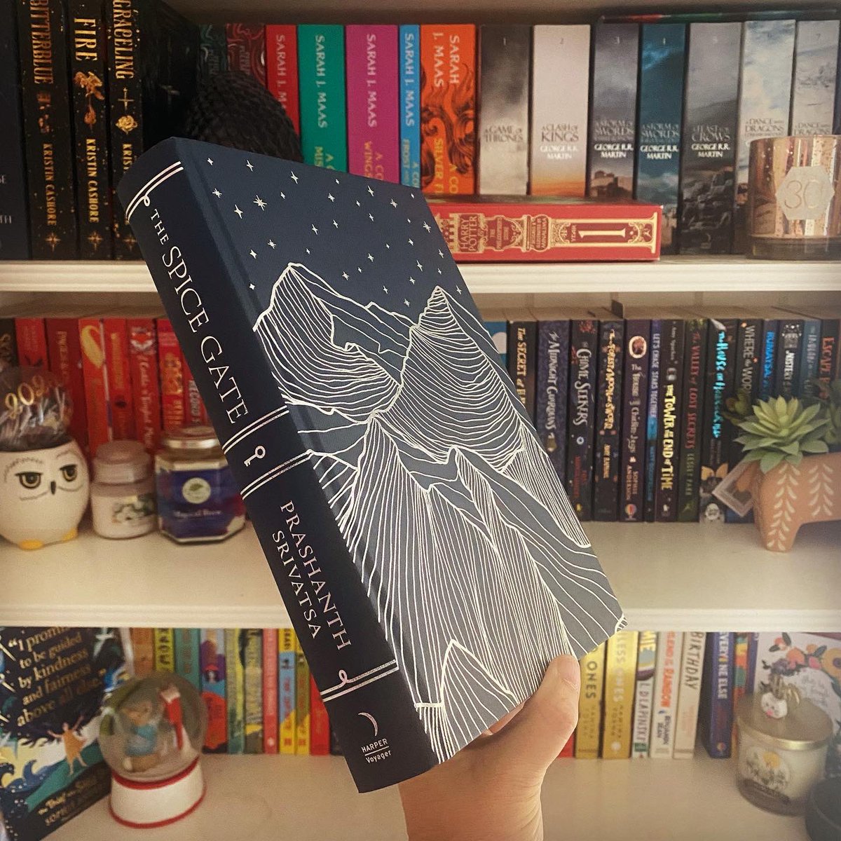 missgibsonreads's tweet image. When you think they can’t get any more stunning, I receive another parcel of beauty from #LockedLibrary. #TheSpiceGate by @prashatsa is just divine. Cannot cope with these sprayed edges and endpapers 😩🥺 @HarperVoyagerUK @HarperCollinsUK