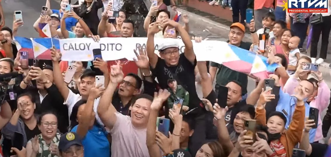 PhilstarNews's tweet photo. ‘CALOY DITO PAPA MO’

The father of two-time #Paris2024 gold medalist Carlos Yulo was spotted waiting for him at the Heroes' Parade of Filipino Olympians, led by Yulo along with bronze medalists Nesthy Petecio and Aira Villegas, as they paraded through the streets of Manila on Wednesday, Aug. 14.

Yulo was seen saluting his father.

📸 RTVM Screenshot