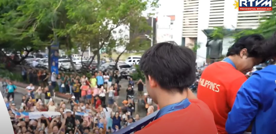 PhilstarNews's tweet photo. ‘CALOY DITO PAPA MO’

The father of two-time #Paris2024 gold medalist Carlos Yulo was spotted waiting for him at the Heroes' Parade of Filipino Olympians, led by Yulo along with bronze medalists Nesthy Petecio and Aira Villegas, as they paraded through the streets of Manila on Wednesday, Aug. 14.

Yulo was seen saluting his father.

📸 RTVM Screenshot