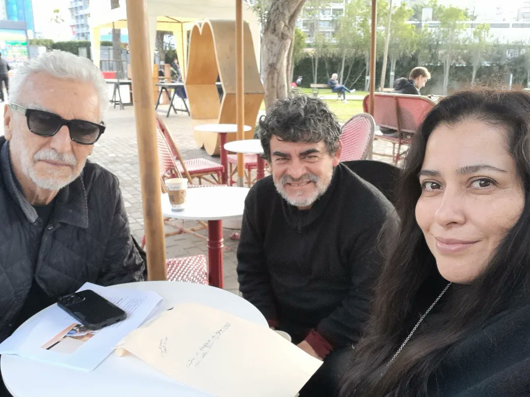 RosaMariaVargas's tweet photo. Hoy, en horas de la tarde, durante la reunión que tuvimos en el Museo de Arte Contemporáneo de Lima - MACLima, Augusto del Valle y mi persona, junto al artista Ramiro Llona, para intercambiar algunas impresiones sobre su obra y  de su proceso creativo. Saludos!! https://t.co/Rg0l1976o6
