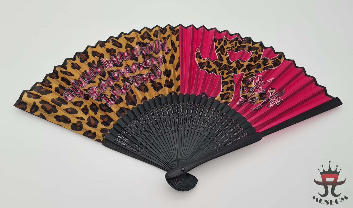 AyuMerchMuseum's tweet photo. another item I can´t do without on these hot summer days ☀️
this fan 🪭 is from the 25th Anniversary Live Tour, ayu´s first nationwide tour through all 47 prefectures! 🗾
https://t.co/RhdYarffxO

#ayumihamasaki 
#浜崎あゆみ 
#AyuMuseum
#AyuMerchMuseum https://t.co/05JEfLFRMl