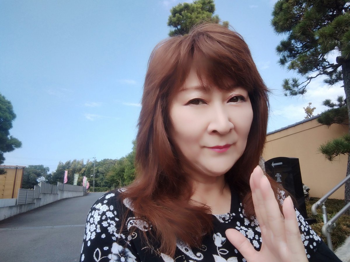 HMarinblue's tweet photo. 今日は お父さんと叔母さんが眠る墓園にお墓参りに行ってきました〜🙏この墓園はちょっと高台にあって 緑の木々に囲まれてるので いつも清々しい気持ちになります😝✨✨
ちゃんと見守っていてね😝🙏とお父さん、叔母さんにしっかり頼んできました😜
#お墓参り #お盆 #Sayumin #スクールメイツ https://t.co/OrpmoVOTLz