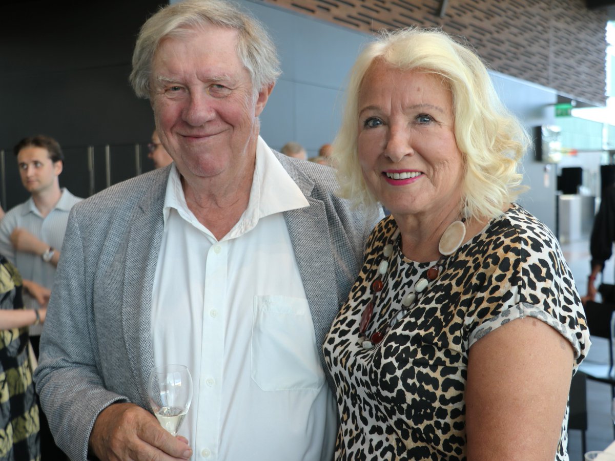 Monet muistavat Johannes ja Kyllikki Virolaisen. He olivat lukuisten kutsujan vakiopari. Vaikuttaa siltä, että he ovat saaneet seuraajapariskunnan. Vastarakastuneet Eero Lehti ja Liisa Hyssälä ovat jo saaneet huomiota lehdissä, MTV:n ohjelmassa ja muualla. Mihin ehtivätkään?