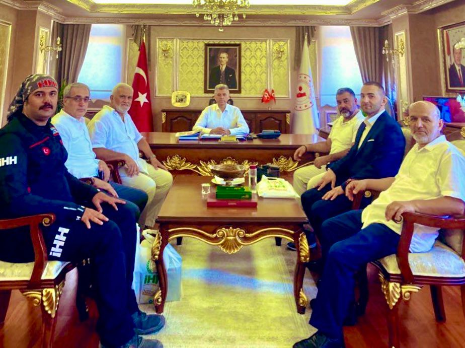 Eyüpsultan ilçemizin yeni kaymakamı Sn. Dr. Arslan Yurt'u makamında ziyaret ettik.