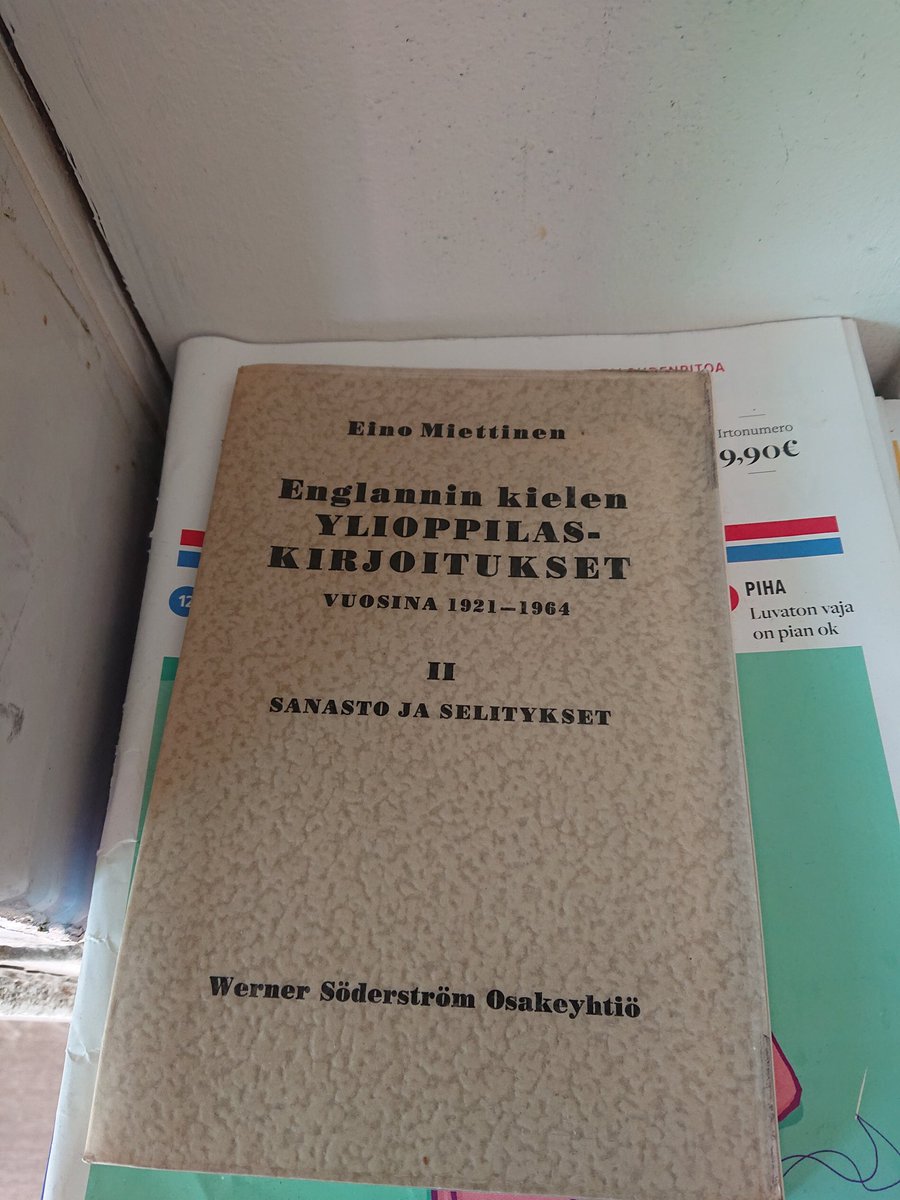 Hämmentävää. Kävin syömässä pakistanilaisessa ravintolassa (se ei hämmennä, ruoka oli maukasta) ja poistuessani bongasin sivupöydältä tällaisen. Lukion ope tykkää!