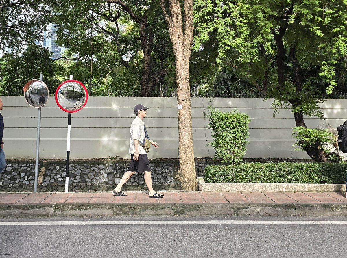 withBx95's tweet photo. รูปชัดๆมาแล้ว ไปตามรอยคยองกันคับ🌳
🚈 BTS ชิดลม ทางออกห้างเมอคิวรี่
📍ซอยต้นสน จะเยื่องกับห้างCentral Embassy ปากซอยเป็น ธ.กรุงศรี

ps.ระวังรถด้วยนะคะเพราะมีฟุตบาทให้เดินฝั่งเดียว ถนน2เลน แคบๆ💔 https://t.co/Z2bNgr6DVr