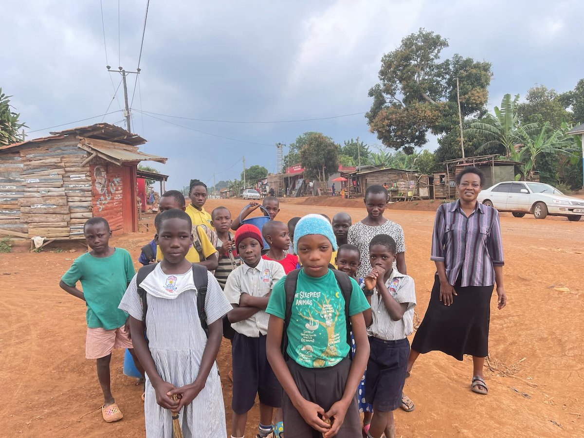 4_oiseaux's tweet image. What a birthday present!
To celebrate, children did voluntary service in Bulumbu. They litter-picked and swept the road. The village people were delighted.
They then had a special meal of rice instead of posho (maize meal porridge).
A wonderful gesture. #ForeverFriendsofUganda