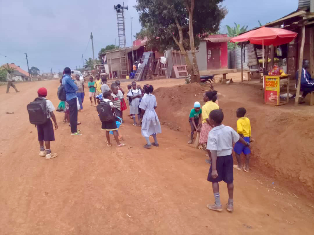 4_oiseaux's tweet image. What a birthday present!
To celebrate, children did voluntary service in Bulumbu. They litter-picked and swept the road. The village people were delighted.
They then had a special meal of rice instead of posho (maize meal porridge).
A wonderful gesture. #ForeverFriendsofUganda