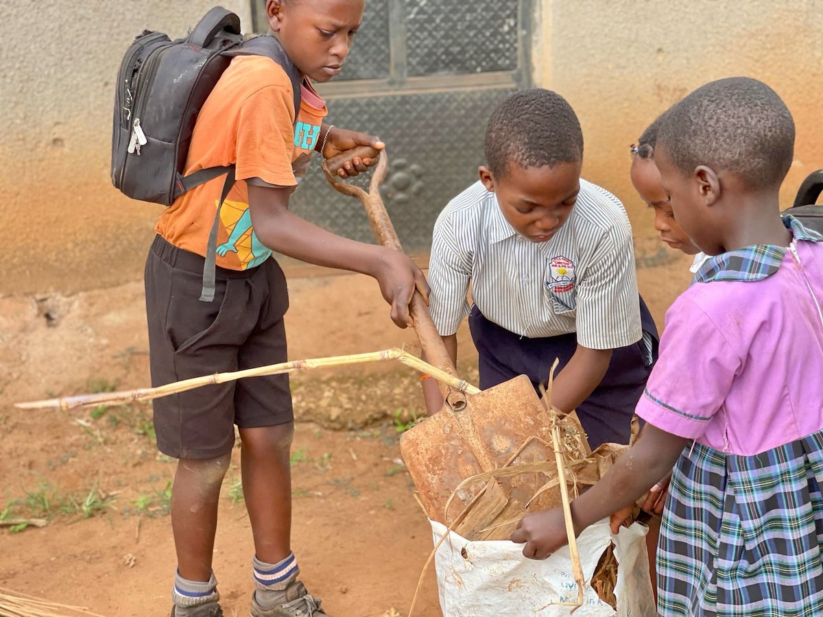 4_oiseaux's tweet image. What a birthday present!
To celebrate, children did voluntary service in Bulumbu. They litter-picked and swept the road. The village people were delighted.
They then had a special meal of rice instead of posho (maize meal porridge).
A wonderful gesture. #ForeverFriendsofUganda