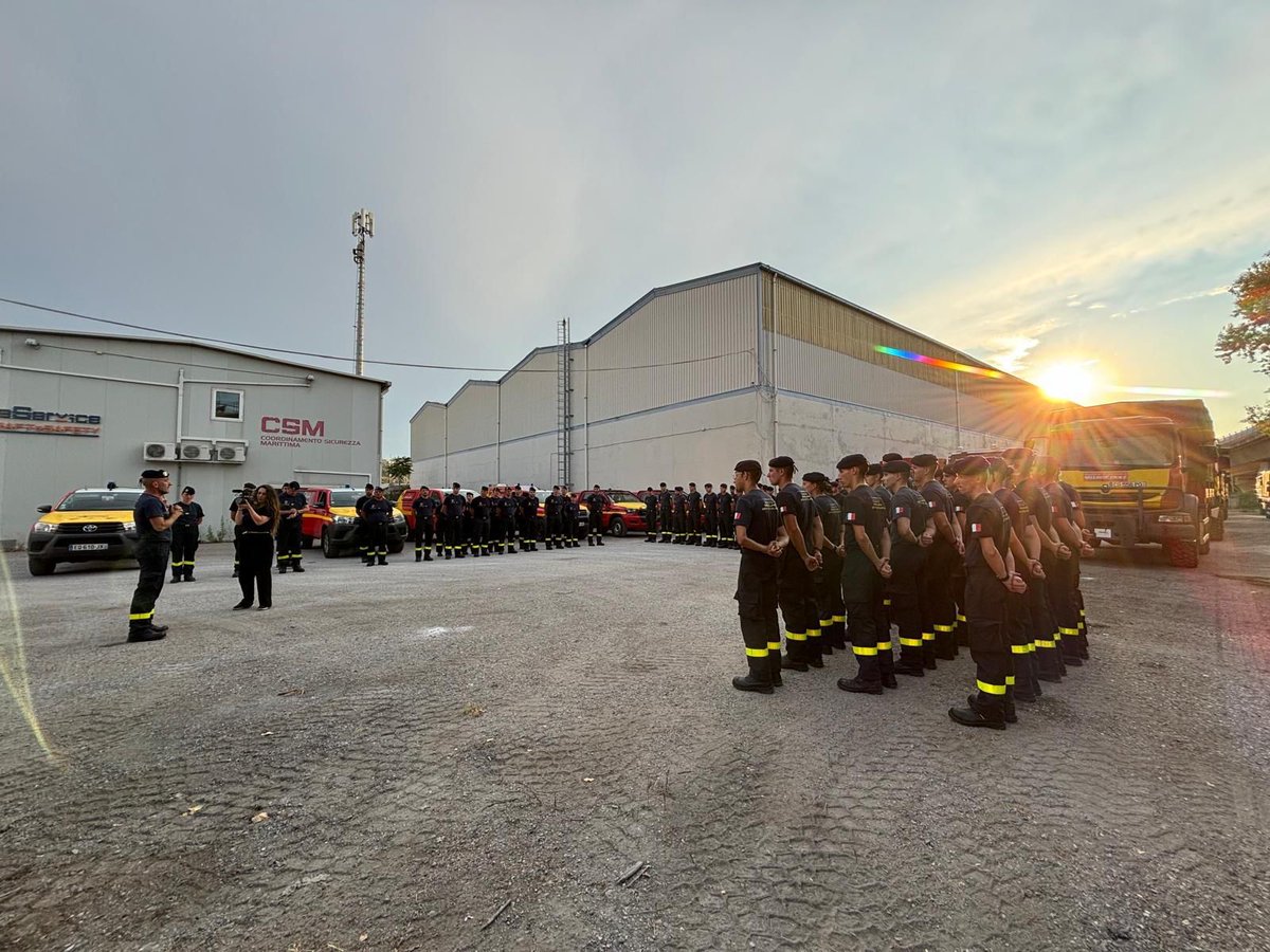 armeedeterre's tweet image. Déjà dans le feu de l&apos;action pour nos 90 sapeurs-sauveteurs des @uiisc1 et @Uiisc7 🫡 dans la région d&apos;Athènes !

Déployés avec 31 véhicules d&apos;intervention dès ce mardi, ils auront pour mission de prêter main-forte dans la lutte contre les incendies 🔥🚒
#ToujoursEtPartout 🇫🇷🤝🇬🇷